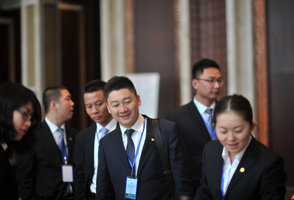 公司員工進行會前準備工作